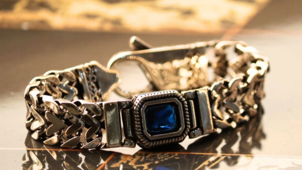 Men’s Vintage Silver Chain Bracelet with Deep Blue Stone